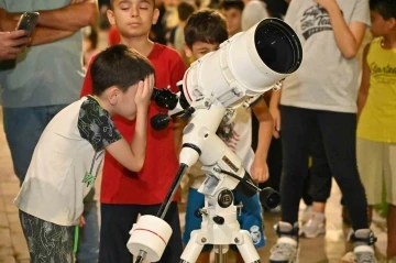 Kepezli çocuklar uzayı gözlemliyor
