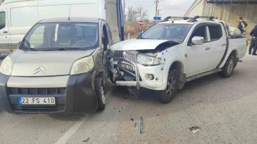 Keşan’da kamyonet ile hafif ticari araç çarpıştı: 2 yaralı
