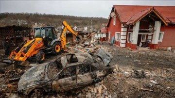 Kiev'e bağlı köyde İHA'nın düşürülmesi sonucu oluşan enkaz kaldırılıyor