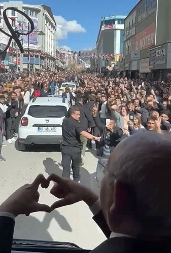 Kılıçdaroğlu’nun seçim otobüsünden vatandaşa küfür
