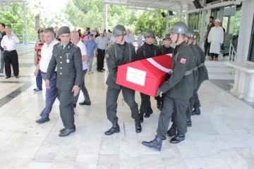 Kimsesiz Kıbrıs gazisini son yolculuğuna askerler uğurladı