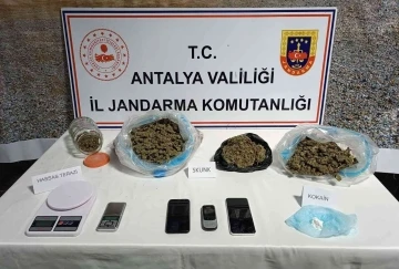 Kiraladıkları evde uyuşturucu ticareti yapmak üzereyken yakalanan 3 şüpheli gözaltına alındı
