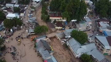 Kırgızistan’da sel suları araçları sürükledi
