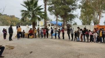 Kırıkhan’daki çadır kentte çocuklar gönüllü ekiple eğleniyor
