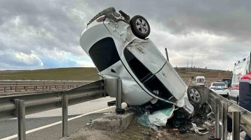 Kırıkkale’de otomobil refüje devrildi: 5 yaralı
