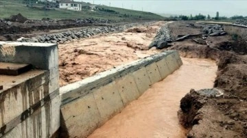 Kırıkkale'de sağanak nedeniyle dereler taştı, arazileri su bastı