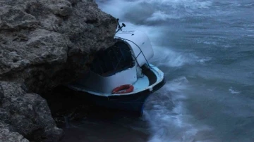 Kırklareli’nde ağlara takılan balıkçı teknesi karaya sürüklendi