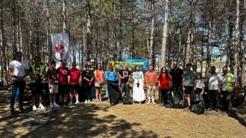 Kırklareli’nde öğrenciler piknik alanındaki çöpleri topladı
