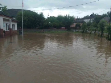 Kırmızı kod uyarısı yapılan Zonguldak’ta iki belde sular altında kaldı
