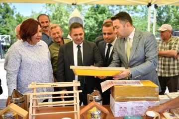 Kırşehir’de arıcılara ’Ana arı ve malzeme’ dağıtıldı
