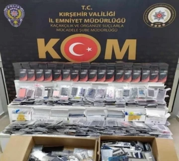 Kırşehir’de kaçak telefon aksesuarı operasyonu
