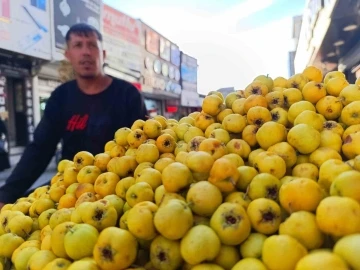 Kışın habercisi alıç, tezgahtaki yerini aldı
