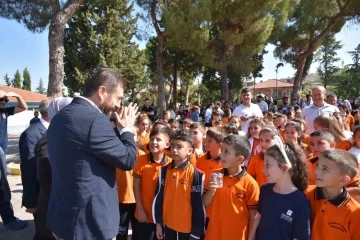 Kitaplar devletten, kırtasiyeler  Sındırgı Belediyesi’nden
