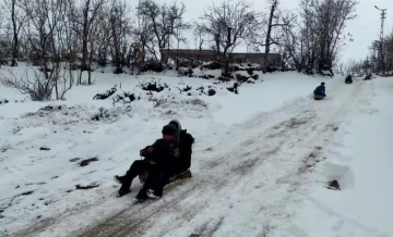 Kızaklarla kayan çocuklar karın keyfini çıkardı
