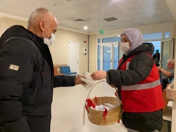 Kızılay gönüllüleri maske dağıttı
