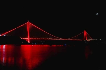 Kızılay kırmızısı Türkiye’nin sembol yapılarına yansıdı

