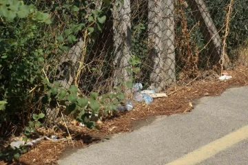 Kızılcaköy Mahallesi’nde yol kenarına atılan çöpler çevreyi kirletiyor
