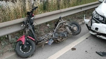 Kocaeli’de motosiklet bariyerlere çarptı: 1’i ağır 2 yaralı