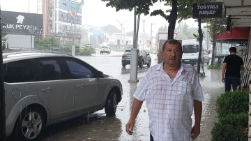 Kocaeli’de sağanak yağmur hayatı olumsuz etkiledi, caddeler sular altında kaldı
