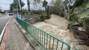 Kocaeli'de sağanak su baskınlarına neden oldu