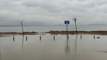Kocaeli'de yükselen dalgalar nedeniyle sahil otoparkının bir kısmını su bastı