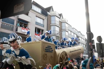 Köln’de &quot;5. Mevsim&quot; karnavalı renkli görüntülere sahne oldu
