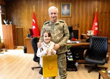 Kolordu Komutanı Tümgeneral Tevfik Alkan, minik öğrencileri kabul etti
