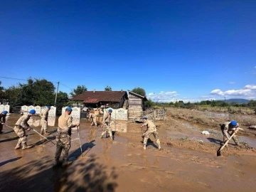 Komandolar vatandaşların yardımına koştu
