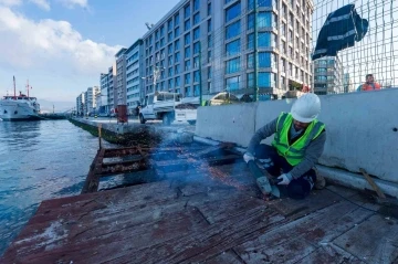 Konak’taki çürüyen seyir terasları sökülüyor
