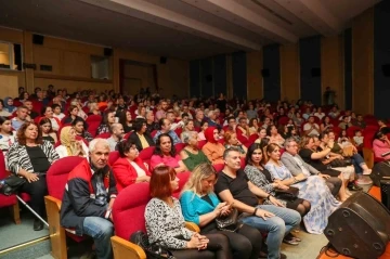 Konserde orkestrada yer alan müzik öğretmenine sürpriz evlilik teklifi
