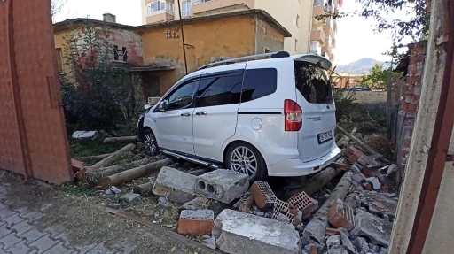 Kontrolden çıkan araç bahçe duvarını yıkıp içeri girdi
