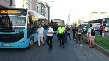 Kontrolden çıkan araç onlarca yolcunun bulunduğu otobüse çarptı
