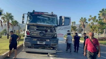 Kontrolden çıkan beton mikseri, önüne geleni yıkıp geçti
