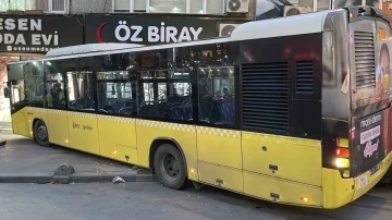 Kontrolden çıkan İETT otobüsü gelinlik mağazasına girdi