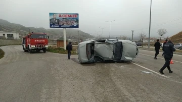 Kontrolden çıkan otomobil aydınlatma direğine çarparak devrildi: 1 yaralı
