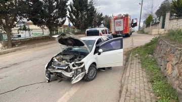 Kontrolden çıkan otomobil elektrik direğine çarptı
