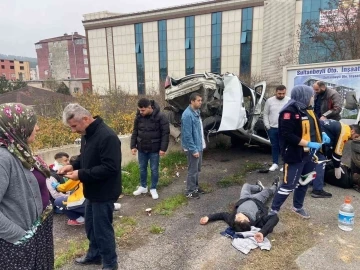 Kontrolden çıkan otomobil park halindeki kamyonete çarparak takla attı: 3 yaralı
