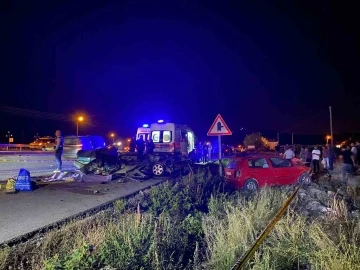 Kontrolden çıkan otomobil, refüjü aşarak karşı şeritten gelen otomobilin üzerine düştü: 2 ölü, 3 yaralı
