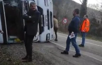 Karabük'te kontrolden çıkan tır devrildi