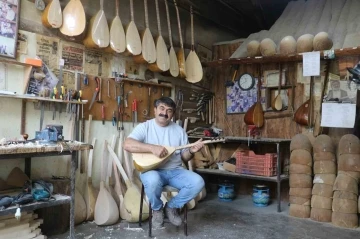 Konuşma zorluğunu türkü söyleyerek yendi