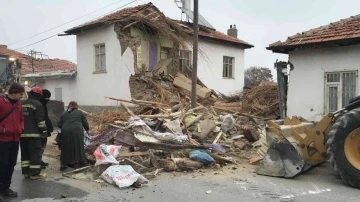 Konya’da hasarlı ev çöktü
