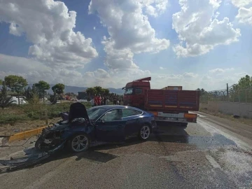 Konya’da otomobil ile tır çarpıştı: 2 yaralı
