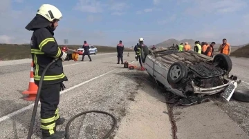 Köpeğe çarpan otomobil 260 metre sürüklendi: 5 yaralı
