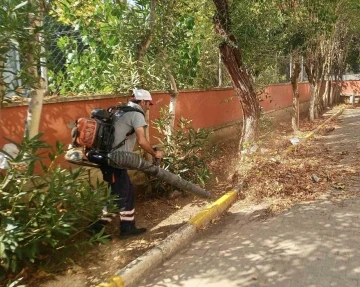 Körfez’de okul bahçeleri temizlendi
