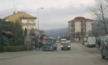 Koşarak yola fırlayan çocuk cipin altında kalmaktan son anda kurtuldu
