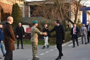 Kosova Başbakanı Kurti, Kosova’daki Türk askerine taziye ziyaretinde bulundu
