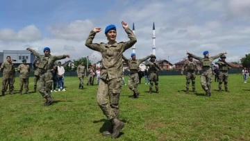 Kosova’da Türk askeri 19 Mayıs Bayramı’nı zeybek oynayarak kutladı