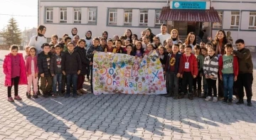 Köy çocuklarına park hediye ettiler
