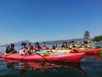 Köyceğizli öğrenciler kürek çekerken kitap okudular
