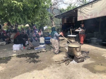 Köylü kadınlar asırlık geleneği yaşatıyor
